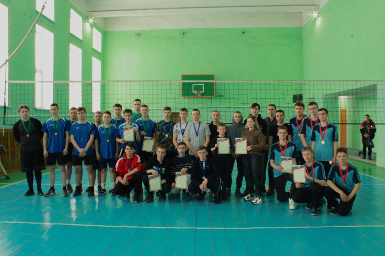 Соревнования по волейболу среди школ района.